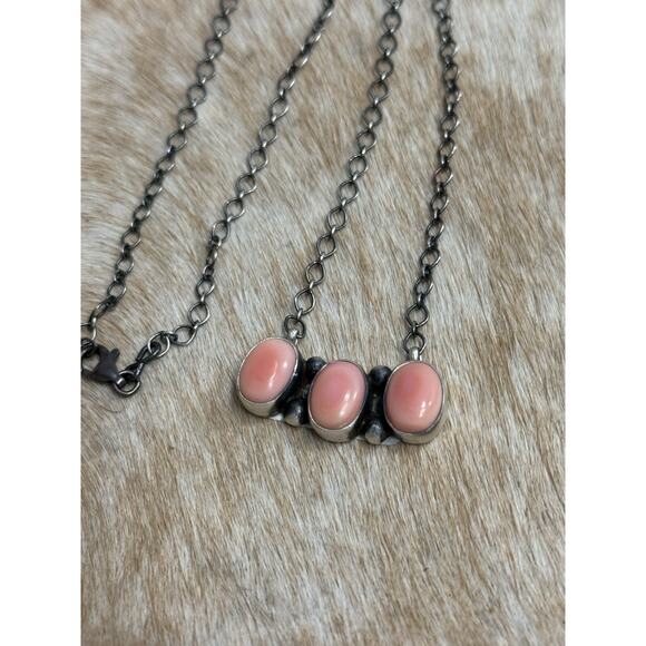 Native American SW Sterling Silver Triple Stone Pink Conch Bar Necklace Skeets - Picture 1 of 10